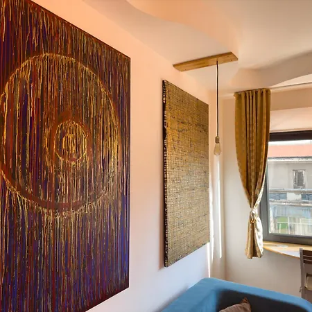 Retreat Universitate Apartment *