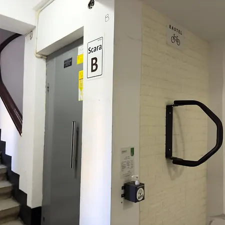 Retreat Universitate Бухарест